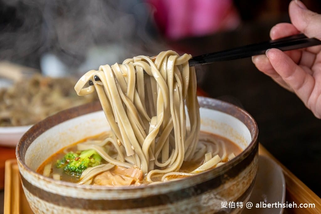 桃園龍潭美人世家咖啡廳｜快炒綠茶麵好吃，賞魯冰花最佳景觀