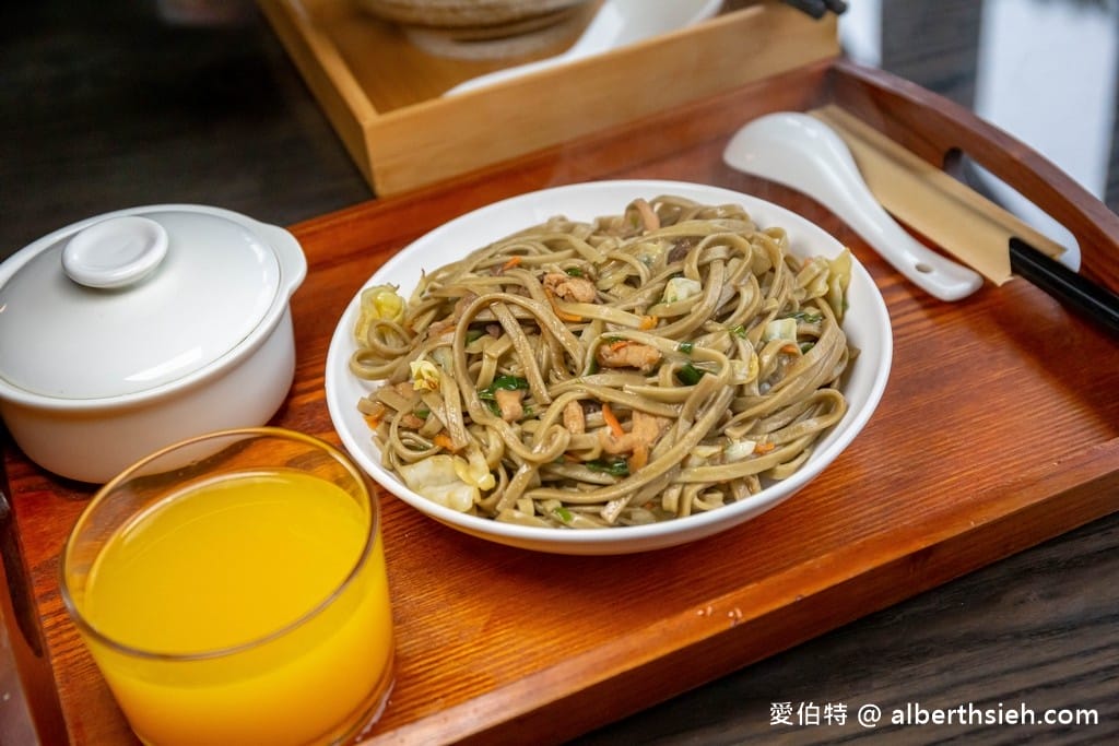 桃園龍潭美人世家咖啡廳｜快炒綠茶麵好吃，賞魯冰花最佳景觀