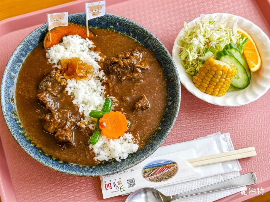 北海道美瑛四季彩之丘｜冬日雪景雪地橡皮艇體驗與熊肉鹿肉美食