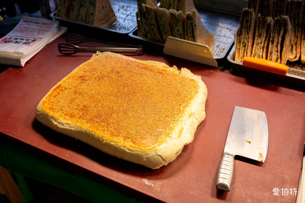 中壢新明市場美食｜老北京蔥花燒餅王，現做燒餅越嚼越香