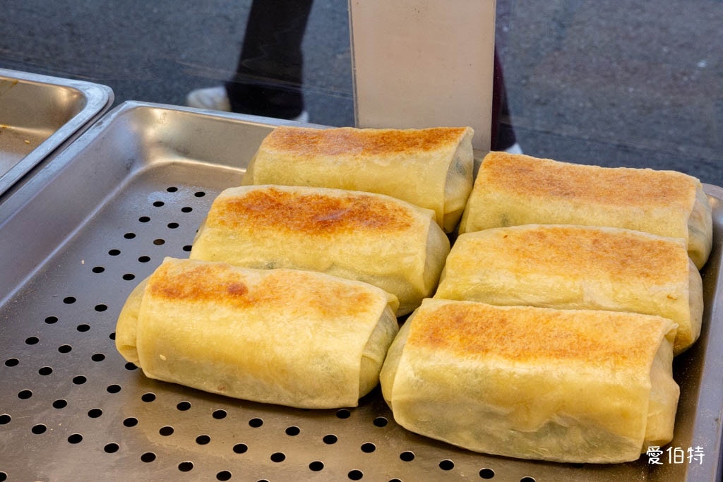 中壢新明市場美食｜老北京蔥花燒餅王，現做燒餅越嚼越香