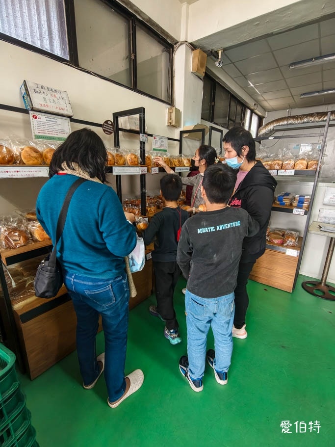 林口美食｜華福食品NG麵包5元起，24小時營業，唐璞烘焙代工廠
