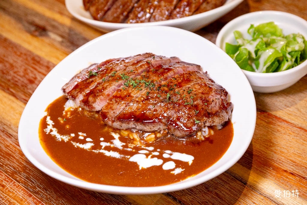 北海道小樽美食推薦｜CAFE BAAL，三角市場旁的極品牛排飯