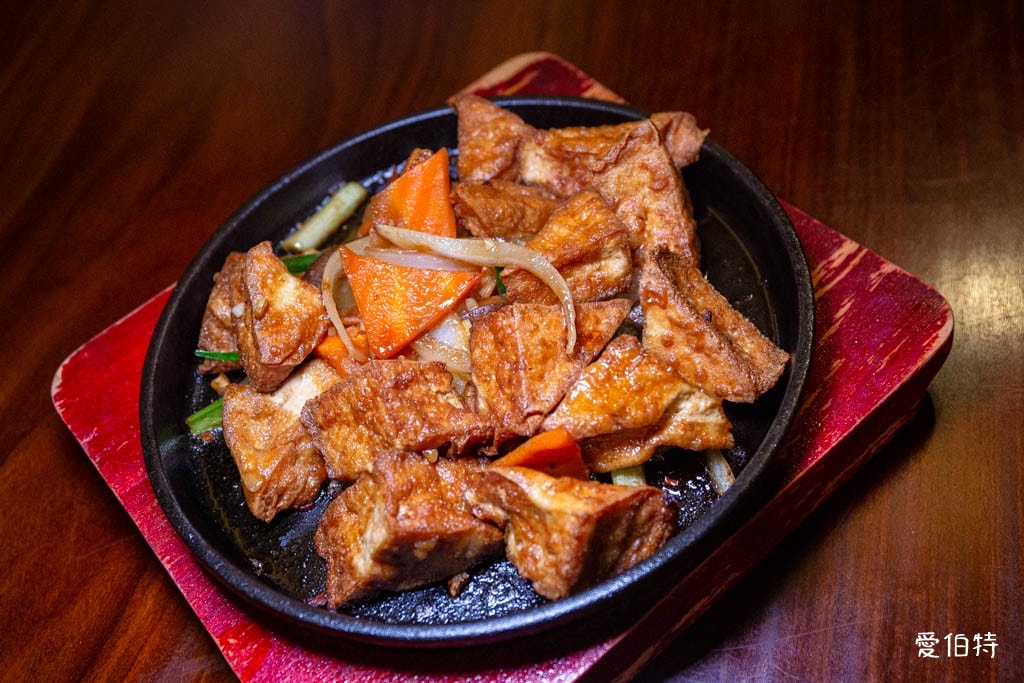 竹北聚餐推薦｜草地囡仔複合式熱炒，鐵板豆腐跟炒蛤蜊必點