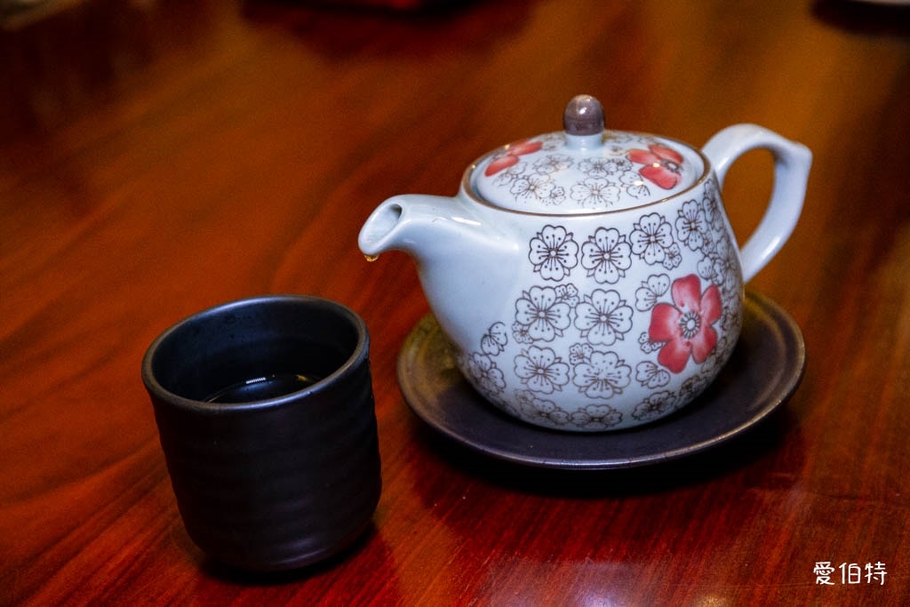 竹北聚餐推薦｜草地囡仔複合式熱炒，鐵板豆腐跟炒蛤蜊必點
