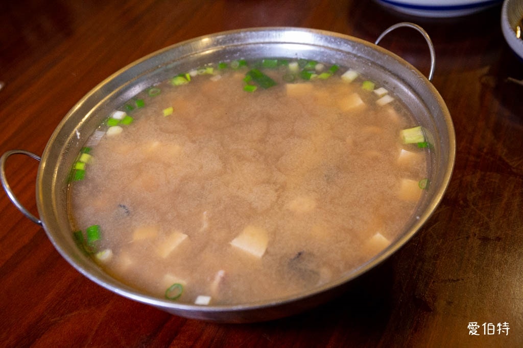 竹北聚餐推薦｜草地囡仔複合式熱炒，鐵板豆腐跟炒蛤蜊必點
