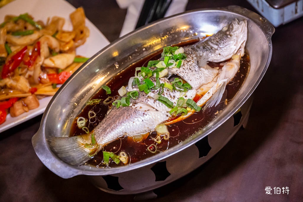 台灣磚窯雞三峽店（菜單龍眼木烤雞，餐點份量多，雞油拌飯免費吃到飽） @愛伯特