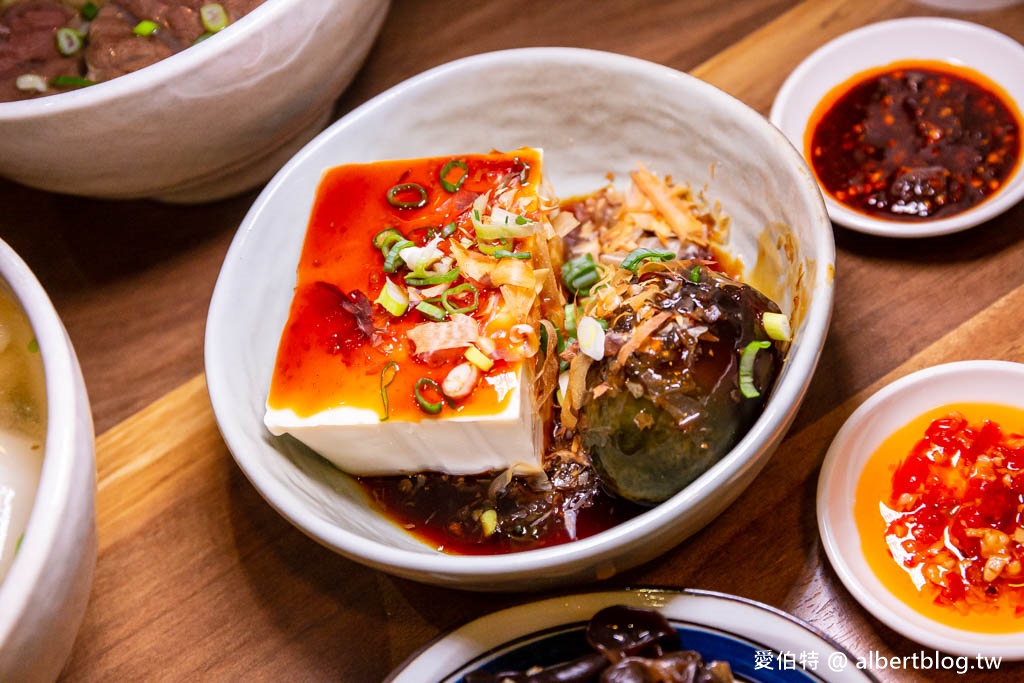 小巷子清燉牛肉麵桃園武陵店|湯頭清爽拉麵Q彈有勁,滷味水餃 @愛伯特