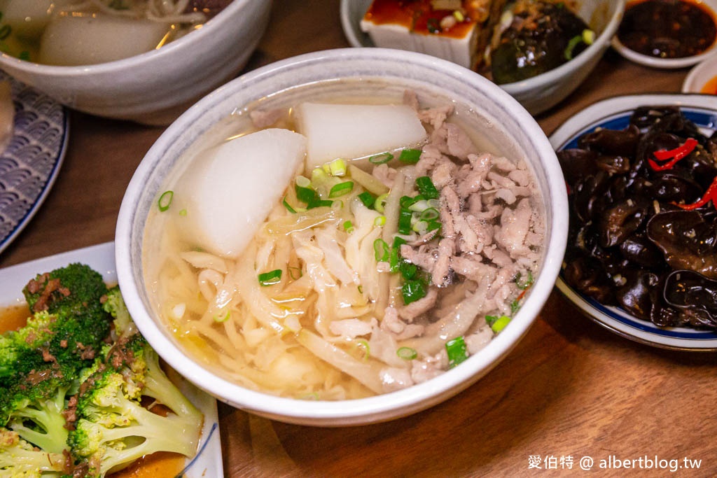 小巷子清燉牛肉麵桃園武陵店|湯頭清爽拉麵Q彈有勁,滷味水餃 @愛伯特