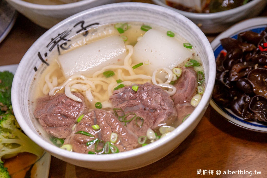 小巷子清燉牛肉麵桃園武陵店|湯頭清爽拉麵Q彈有勁,滷味水餃 @愛伯特