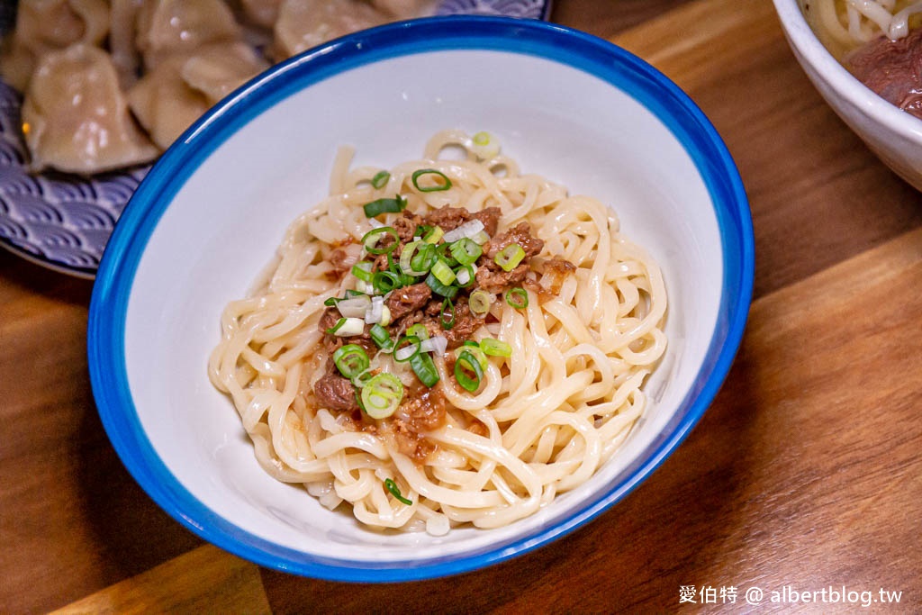 小巷子清燉牛肉麵桃園武陵店|湯頭清爽拉麵Q彈有勁,滷味水餃 @愛伯特