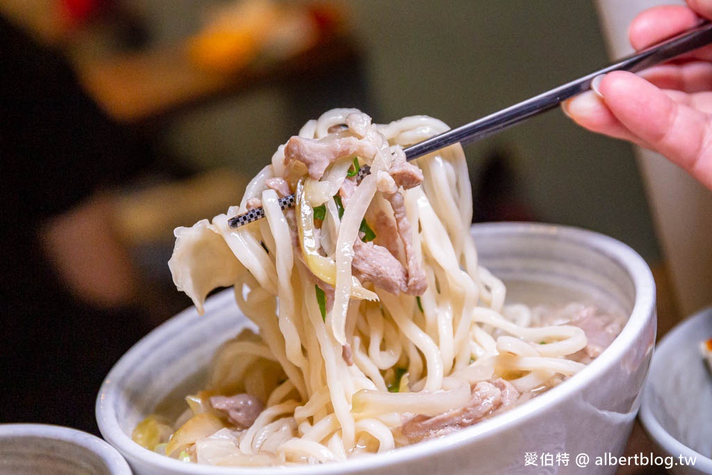 小巷子清燉牛肉麵桃園武陵店｜湯頭清爽拉麵Q彈有勁，滷味水餃 @愛伯特