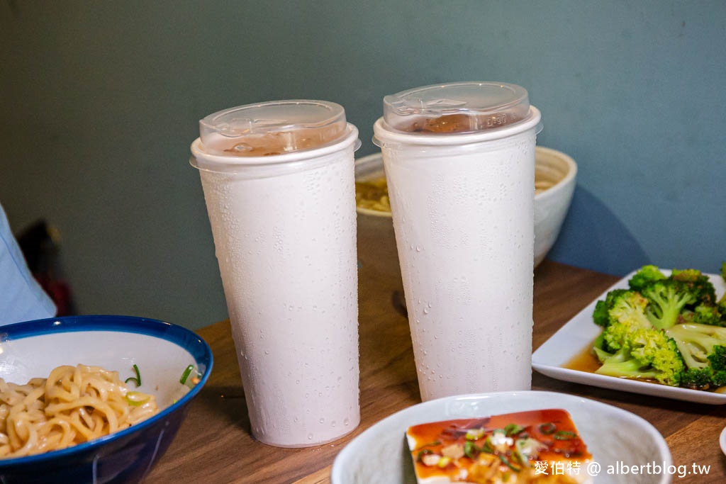 小巷子清燉牛肉麵桃園武陵店|湯頭清爽拉麵Q彈有勁,滷味水餃 @愛伯特