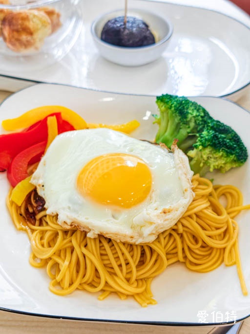 落兒逅叻谷｜中壢SOGO早午餐推薦，豆皮蛋餅必吃，飲控者 @愛伯特