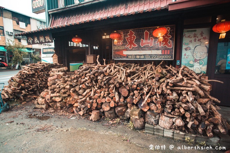 台中大坑必吃老店東山棧甕缸雞，皮脆肉多汁不柴帶有煙燻香氣，2022米其林必比登推介 @愛伯特