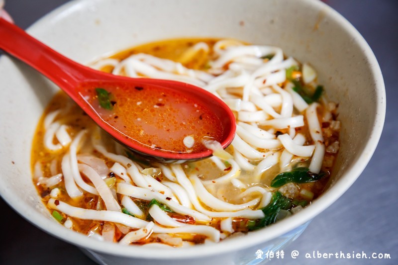 新莊聯邦市場美食．無名榨菜肉絲麵/豆花（在地人必推榨菜爽脆，湯頭清爽添加辣醬超對味） @愛伯特