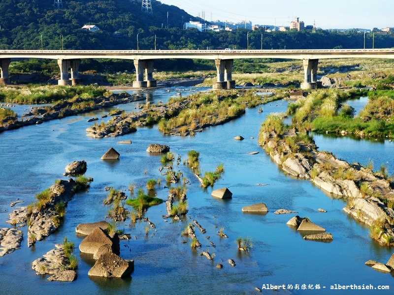 大溪橋/大溪景觀電梯．桃園約會景點（大溪老街相仿的巴洛克浪漫建築，夜景打光超美媲美藍眼淚） @愛伯特