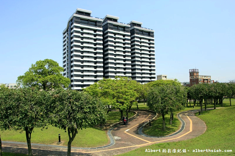 大溪埔頂公園．桃園親子景點（萬坪綠地，橫跨北二高，還有超夯的滾輪溜滑梯） @愛伯特