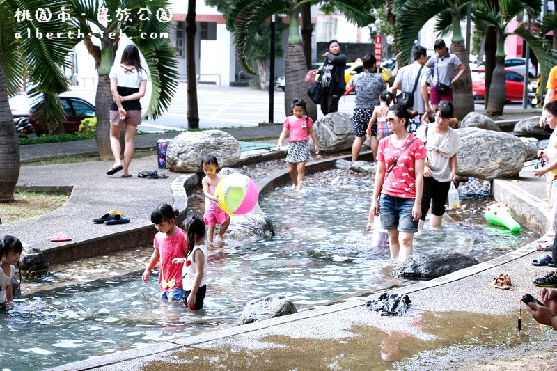 民族公園．桃園親子景點（戲水道加噴水池讓人透清涼） @愛伯特