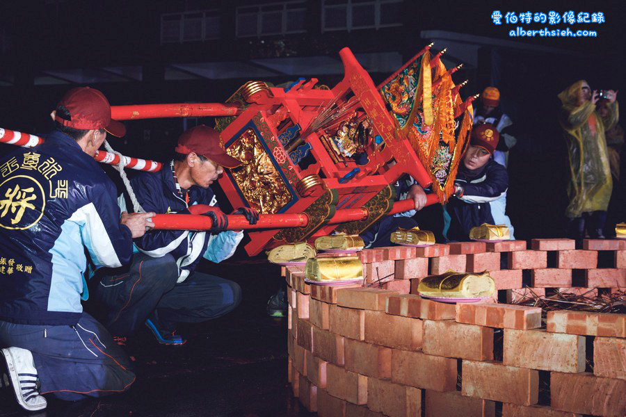 馬祖北竿．擺暝文化祭（神明也要過年，燒馬糧扛乩神轎遶境超熱鬧） @愛伯特