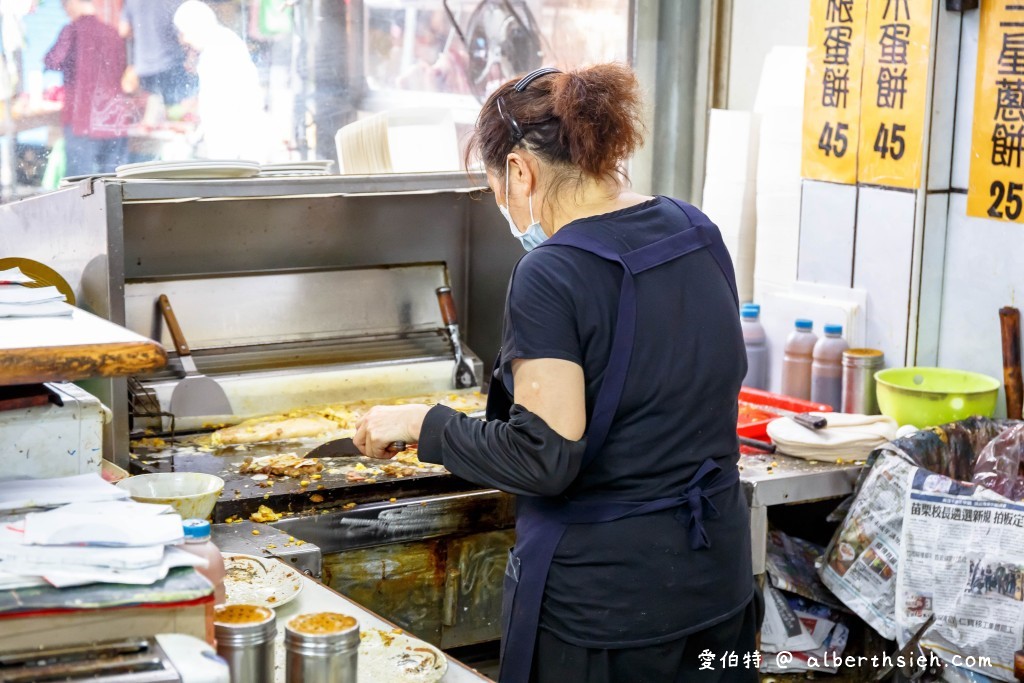 中壢早餐華勛市場美食．緣生緣新疆蛋餅（餅皮酥脆有嚼勁，灑上孜然調味粉，很對味） @愛伯特