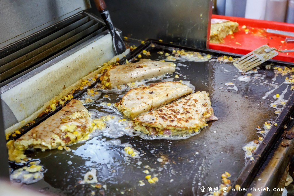 中壢早餐華勛市場美食．緣生緣新疆蛋餅（餅皮酥脆有嚼勁，灑上孜然調味粉，很對味） @愛伯特