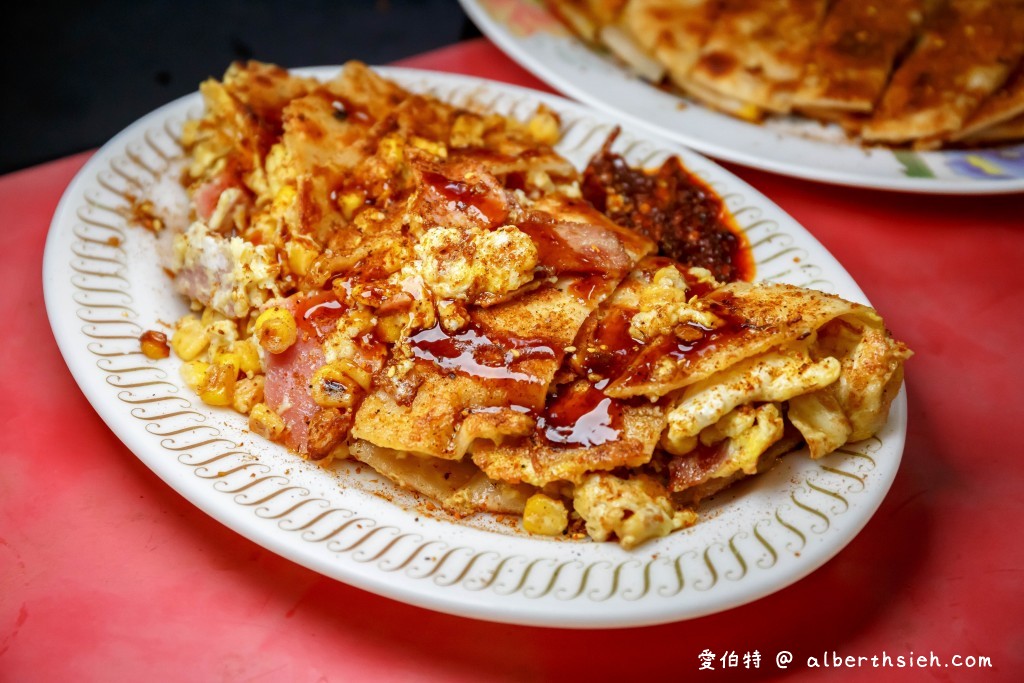 中壢早餐華勛市場美食．緣生緣新疆蛋餅（餅皮酥脆有嚼勁，灑上孜然調味粉，很對味） @愛伯特