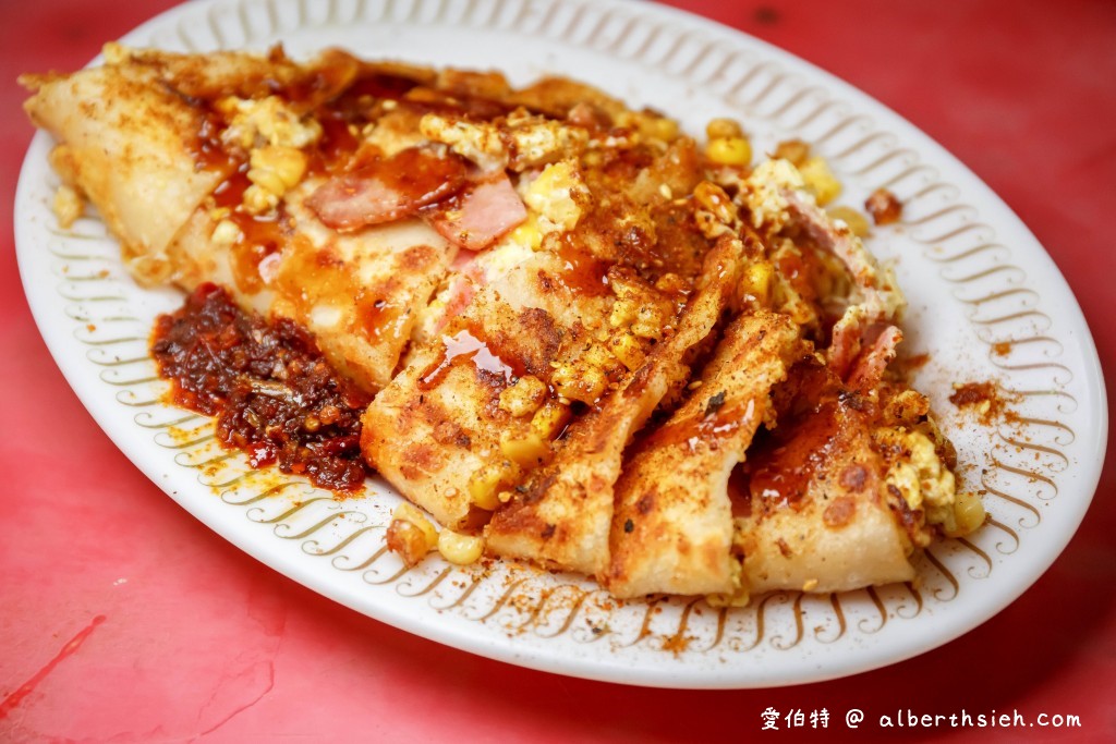 中壢早餐華勛市場美食．緣生緣新疆蛋餅（餅皮酥脆有嚼勁，灑上孜然調味粉，很對味） @愛伯特