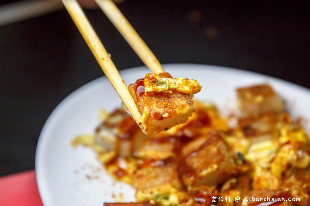 中壢早餐華勛市場美食．緣生緣新疆蛋餅（餅皮酥脆有嚼勁，灑上孜然調味粉，很對味） @愛伯特