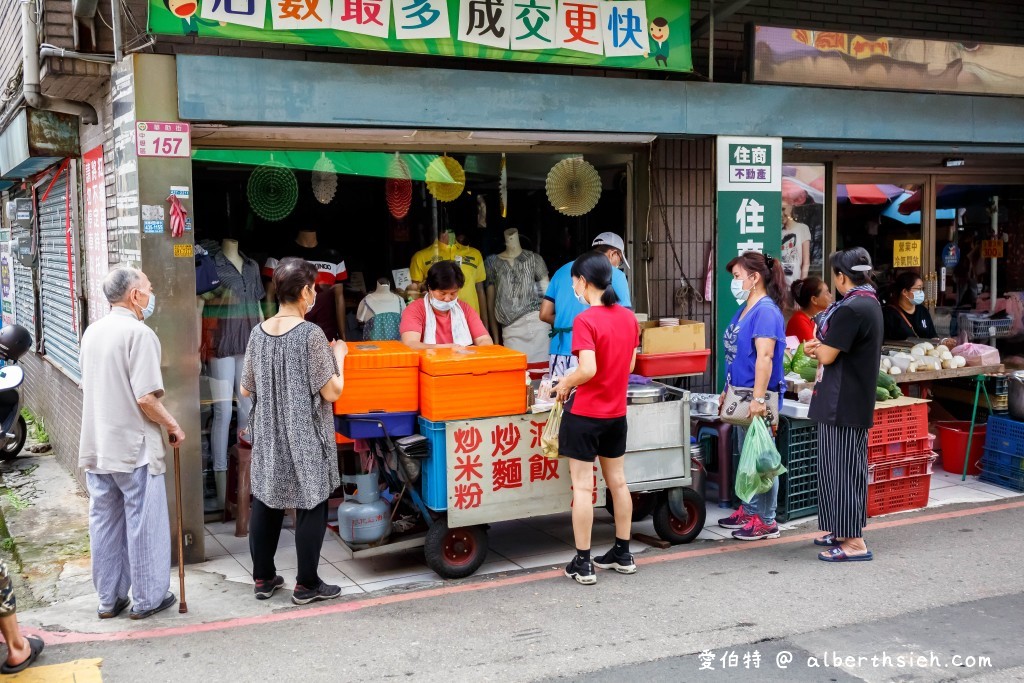 中壢早餐華勛市場美食．緣生緣新疆蛋餅（餅皮酥脆有嚼勁，灑上孜然調味粉，很對味） @愛伯特