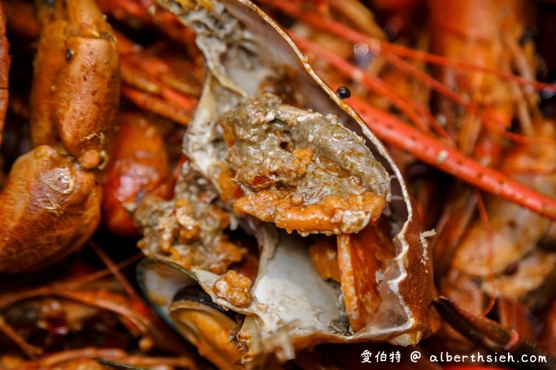 中壢紅唇蟹 KISS CRAB 美式手抓海鮮（超浮誇整大桌的龍蝦螃蟹，讓你吃到一個不要不要的） @愛伯特