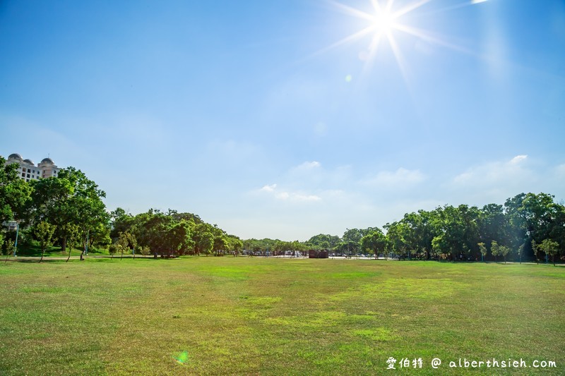 龍岡萬坪公園．中壢親子景點（擁有超大草坪/兒童戲水瀑布/籃球場/自行車專用道/樹蔭林立） @愛伯特