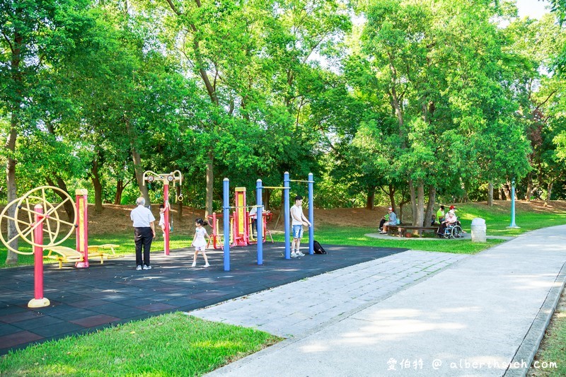 龍岡萬坪公園．中壢親子景點（擁有超大草坪/兒童戲水瀑布/籃球場/自行車專用道/樹蔭林立） @愛伯特