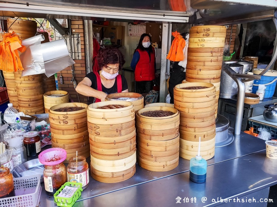 中壢龍岡美食．忠貞祖傳現做小籠包（一籠10顆80元，價錢實惠，人氣排隊名店） @愛伯特