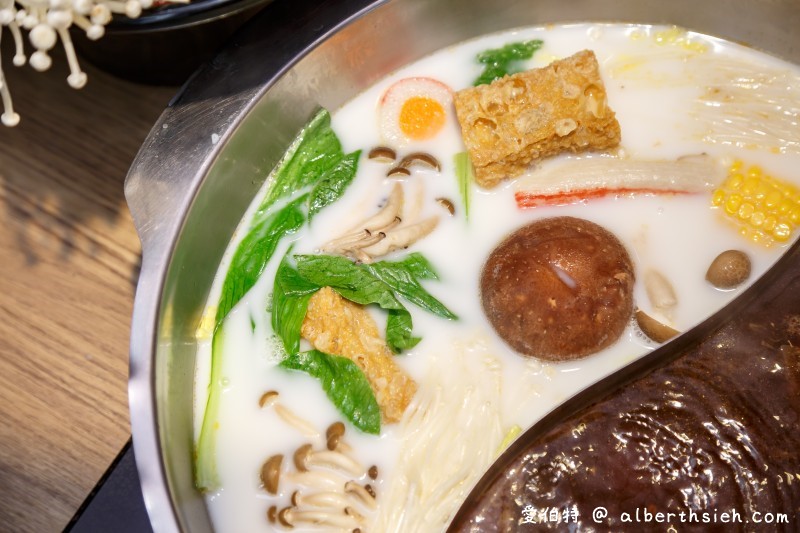 桃園美食．麻六味超大份量麻辣大胃王火鍋（超誇張的航空母艦海鮮船以及12 盤肉盤讓我們吃得好滿足） @愛伯特