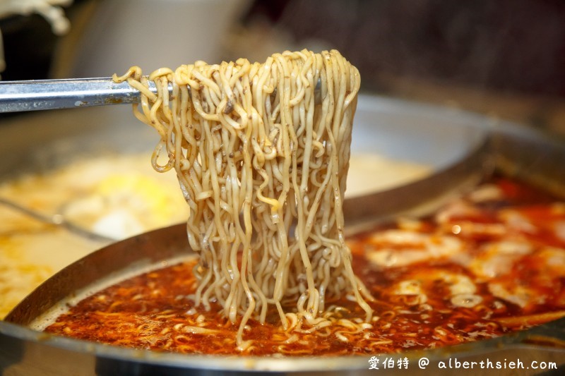 桃園美食．麻六味超大份量麻辣大胃王火鍋（超誇張的航空母艦海鮮船以及12 盤肉盤讓我們吃得好滿足） @愛伯特