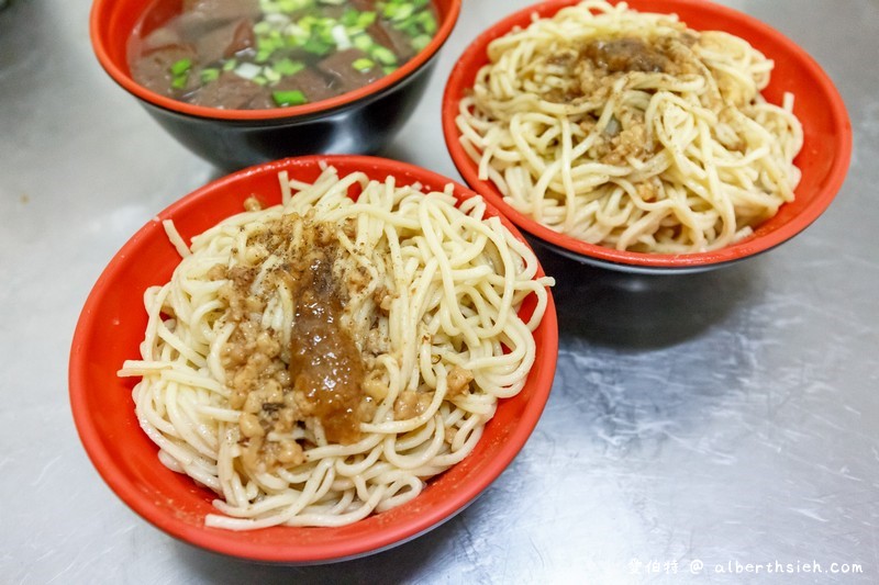 猴伯仔．台中后里美食（炒麵不油膩，添加辣醬會比較夠味） @愛伯特