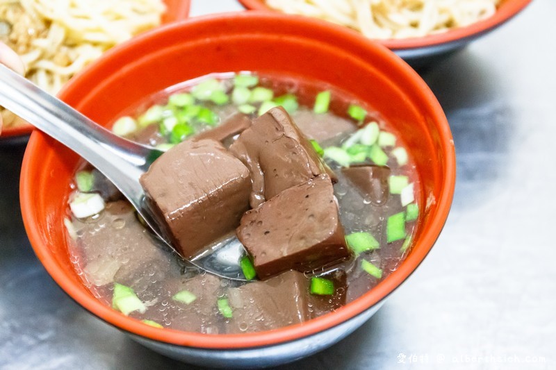 猴伯仔．台中后里美食（炒麵不油膩，添加辣醬會比較夠味） @愛伯特