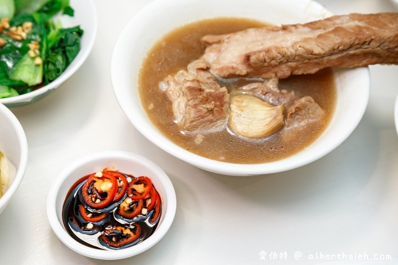 中壢大江美食黃細亞肉骨茶（桃園首家正宗新加坡肉骨茶，濃郁好喝的白胡椒湯頭，滷豬手軟嫩好吃） @愛伯特