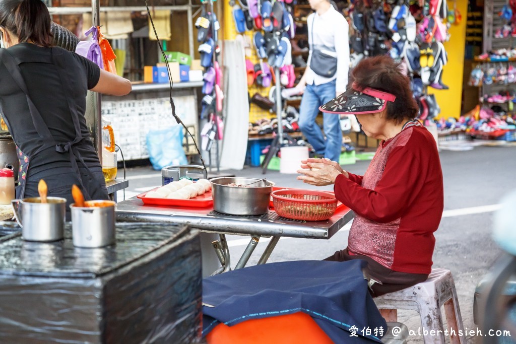 桃園忠貞市場美食．邱記蔥肉餅（餅皮Q軟內餡多汁，配上九層塔便宜又好吃的午茶點心） @愛伯特