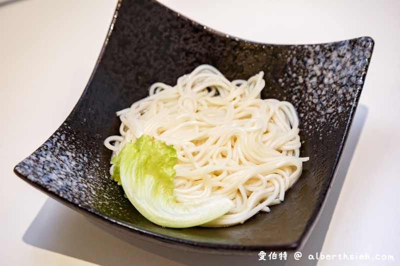 陶淵明精緻鍋物．桃園火車站美食（養生湯頭鮮甜美味，還會先幫你煮好減少高普林） @愛伯特