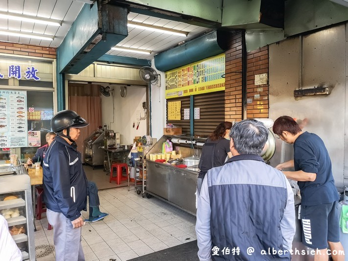 士校小張水煎包．中壢龍岡忠貞市場早餐（超人氣排隊高麗菜水煎包） @愛伯特