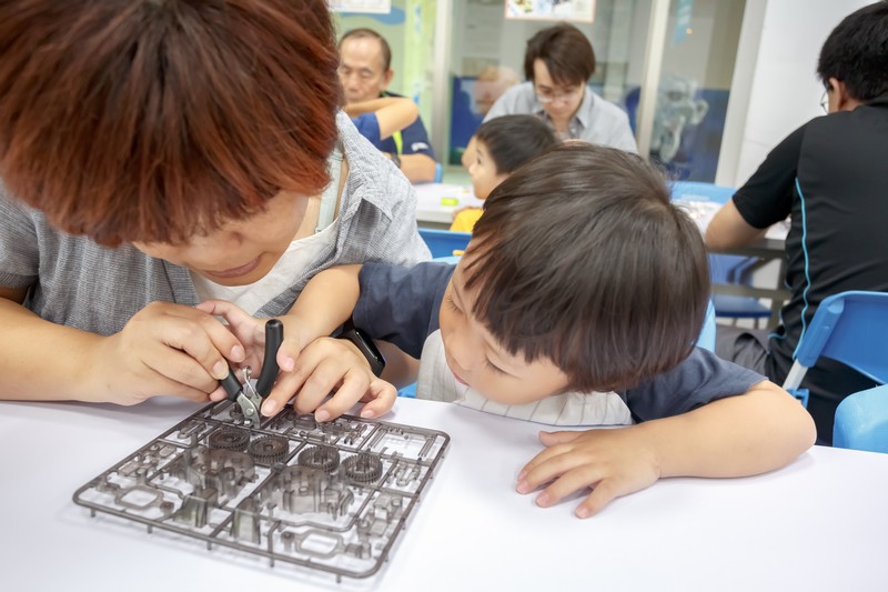 桃園觀光工廠．祥儀機器人夢工廠（桃園親子景點，太陽能小恐龍親子DIY還有新奇的機器人互動體驗） @愛伯特