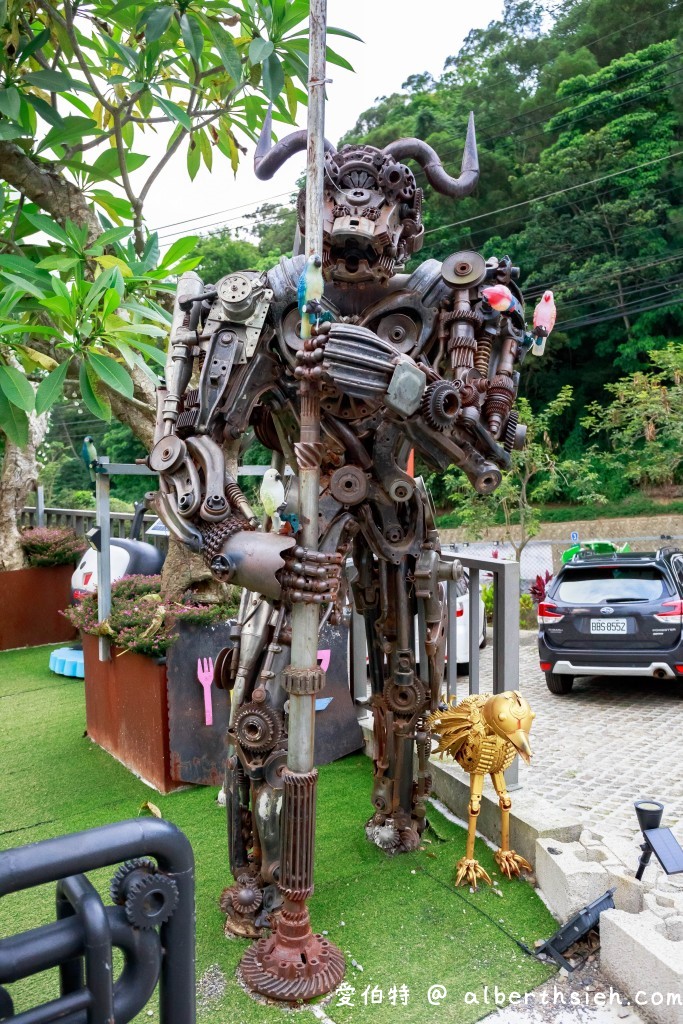 新竹親子景點．SRC北埔印象咖啡民宿（鋼鐵恐龍、變形金鋼、機器人、重機陪你喝午茶的景觀餐廳） @愛伯特