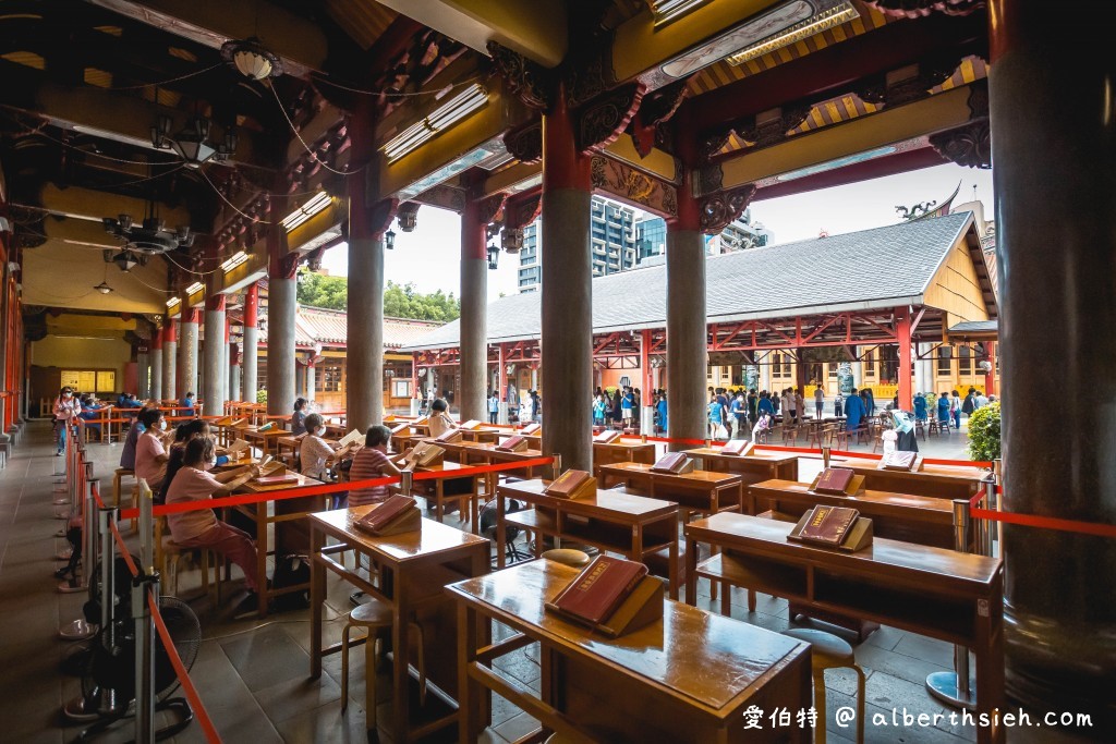 台北關聖帝君廟宇．行天宮（收驚時間表，莊嚴素雅清凈，無香紙錢豐盛供品，只有虔誠的祈禱） @愛伯特