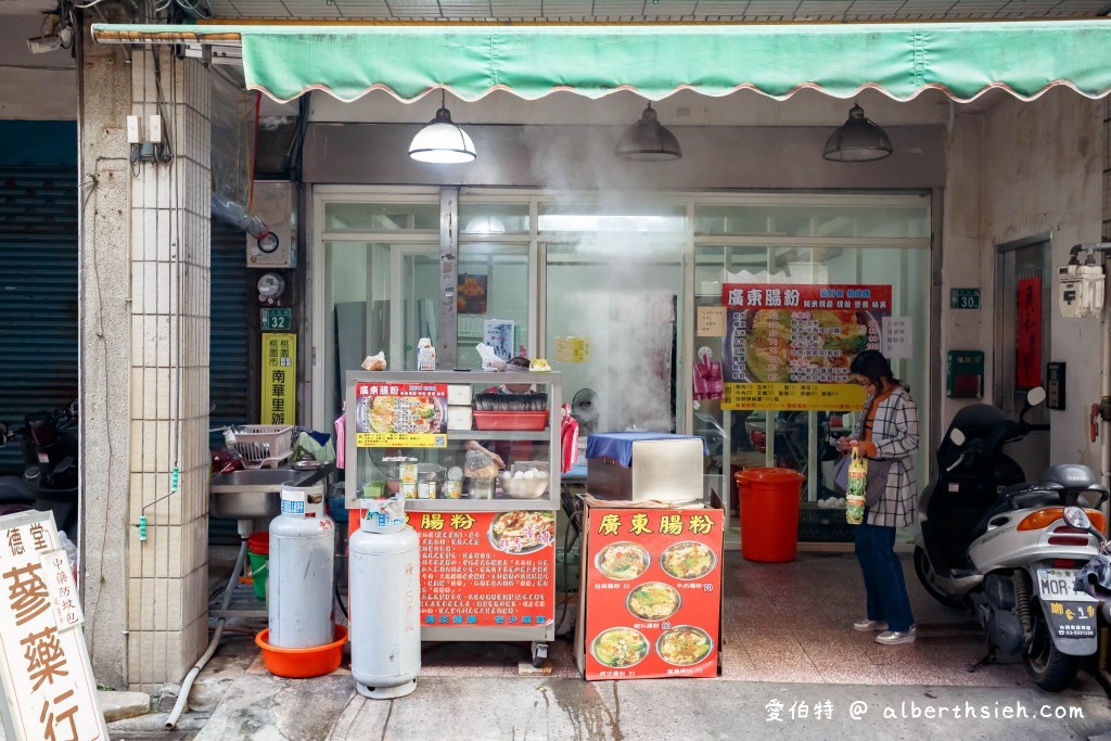 桃園南門市場美食．正宗廣東腸粉（銅板價現蒸腸粉，真材實料豐盛Q彈美味，一份就很飽，辣椒必加超對味） @愛伯特