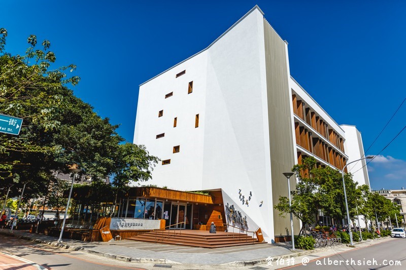 全台最美圖書館．桃園市立圖書館新建總館（生命樹為主軸，獨立電影院棟、蔦屋書店、星巴克以及戶外劇場必朝聖） @愛伯特