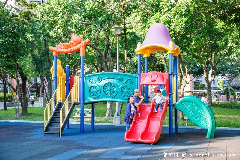 桃園親子景點．溫州公園（劍龍磨石子溜滑梯滑道有寬有窄有彎曲） @愛伯特