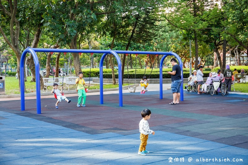 桃園親子景點．溫州公園（劍龍磨石子溜滑梯滑道有寬有窄有彎曲） @愛伯特