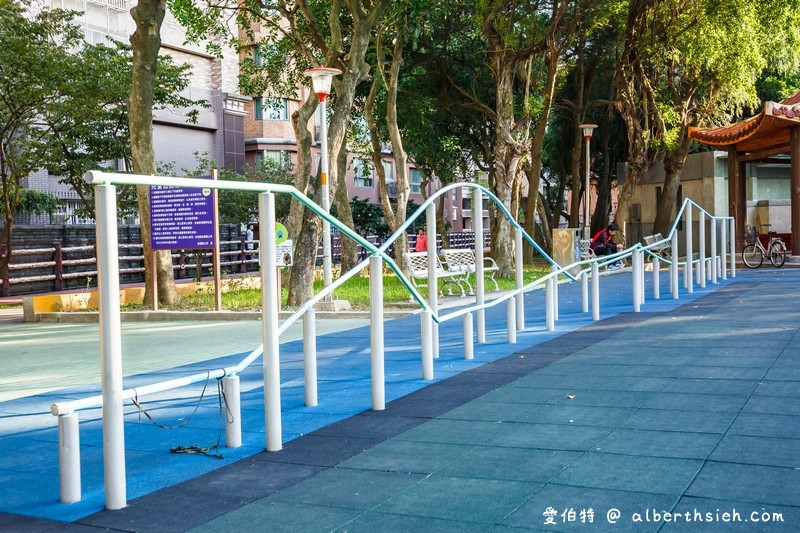 桃園親子景點．溫州公園（劍龍磨石子溜滑梯滑道有寬有窄有彎曲） @愛伯特